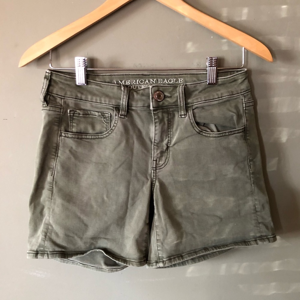 *SOLD* American Eagle Women’s Size 6 Jean Shorts
